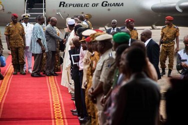 Líderes de Burkina Faso abordan su transición