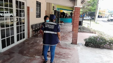 Médicos y enfermeras de salud en El Valle de Antón atienden bajo el sol a los pacientes 
