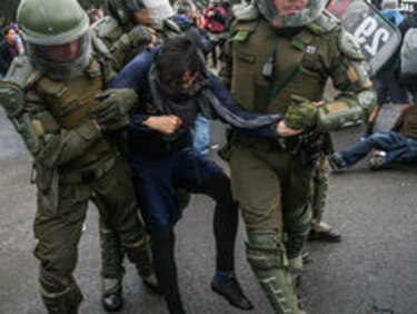 Siete policías heridos y 49 detenidos dejó conmemoración del golpe en Chile