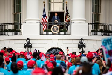 'Me siento genial’, dice Donald Trump a sus seguidores desde el balcón de la Casa Blanca