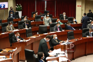 Diputados están reunidos a puertas cerradas con el ministro de Economía y Finanzas