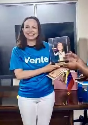 Panameño inmortaliza a María Corina Machado en una escultura de colección