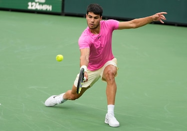 Carlos Alcaraz arrolla a Medvedev, conquista Indian Wells y vuelve al número uno