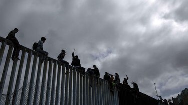 Migrantes centroamericanos llegan a la frontera mexicana con Estados Unidos y planean pedir asilo