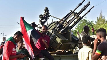 Jefe de junta militar de Sudán promete 'eliminar de raíz' el antiguo régimen