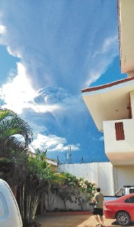 Volcán continúa expulsando gas