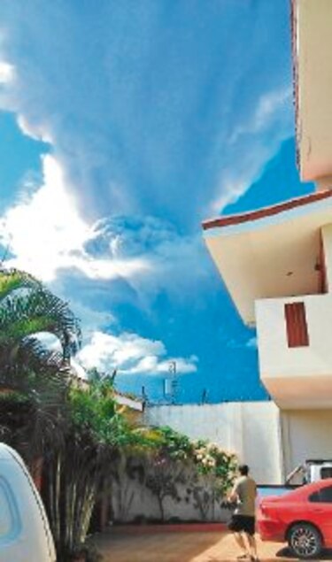 Volcán continúa expulsando gas