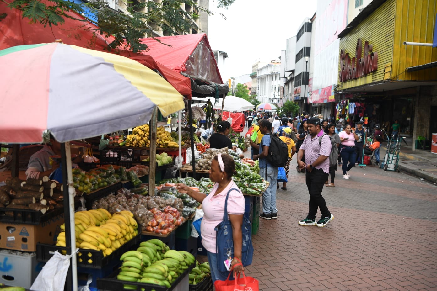 Los comerciantes informales que operan en la avenida Central y la Peatonal fueron notificados por la Alcaldía de Panamá de que serán desalojados. Elysée Fernández