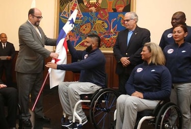 Atletas paralímpicos reciben la bandera nacional