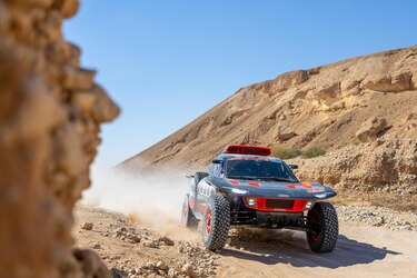 Cornejo se viste de líder y Al-Attiyah pelea con Sainz por la general que lidera Al Rajhi