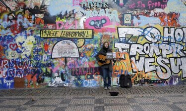 Pintan muro dedicado a John Lennon en Praga