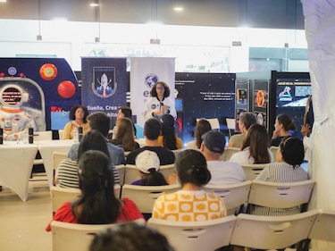 ‘Con el lente hacia la Tierra’: Científicas de la NASA inspiran a jóvenes panameñas