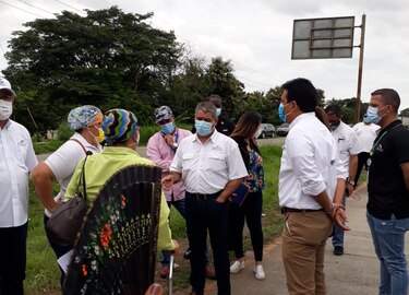 Autoridades de Salud se reúnen con afectados por jarabe envenenado; se mantiene cierre en puente sobre el río La Villa