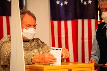 Abren las urnas en Estados Unidos con el inicio de la votación a medianoche en Dixville Notch