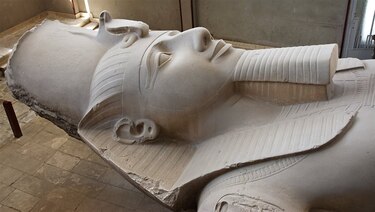Descubren parte superior de coloso de Ramsés II casi 100 años después de hallar la estatua