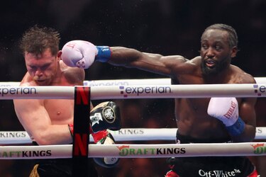 Crawford derrota al ‘Canelo’ Álvarez por decisión unánime y le arrebata sus títulos mundiales