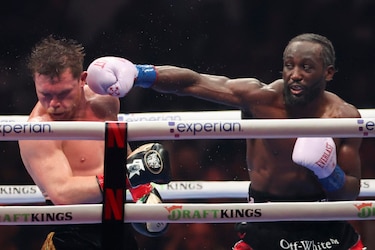 Crawford derrota al ‘Canelo’ Álvarez por decisión unánime y le arrebata sus títulos mundiales