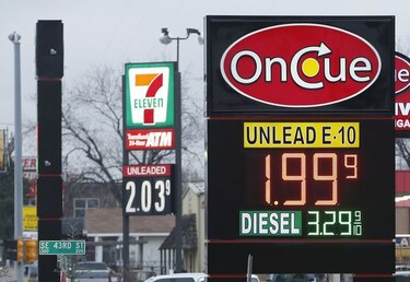 Se derrumba el precio del petróleo; galón de gasolina cuesta menos de $1.99