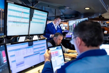 Wall Street abre en rojo y el Dow Jones cae un 1.04 % tras los ataques a Irán