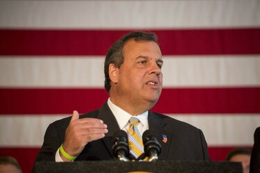 Candidato republicano Chris Christie sugiere colocar GPS a inmigrantes para seguirlos como si fueran paquetes