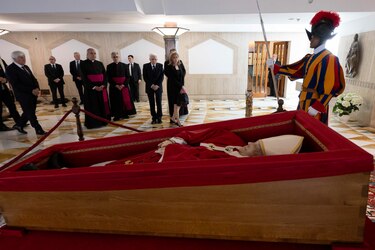Ritual oficial: El Vaticano publica las primeras imágenes del féretro del papa Francisco