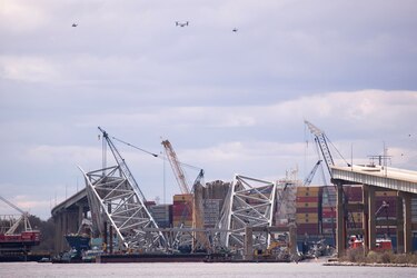 Continúan trabajos para quitar contenedores del barco Dali en Baltimore y limpiar el canal