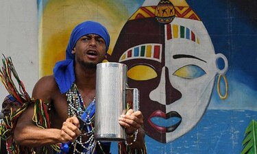 Con tambores y bailes, los garífunas celebran su llegada a Honduras