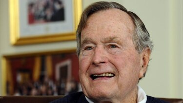 Expresidente George H.W. Bush sigue hospitalizado por problemas respiratorios