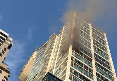 Bomberos controlan incendio tras explosión en apartamento de avenida Balboa