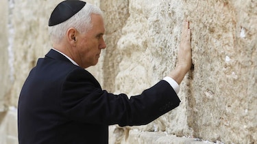 Mike Pence se recoge ante el Muro de los Lamentos, los palestinos se manifiestan