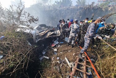 Un avión con al menos 70 personas a bordo se estrella en el centro de Nepal