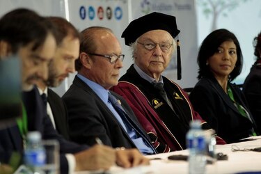 Panamá entrega medalla a premio Nobel de Química 1988