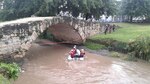 Suspenden búsqueda de menor que fue arrastrado por el río en medio de fuerte lluvia