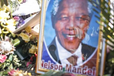 Nelson Mandela cumple un mes hospitalizado