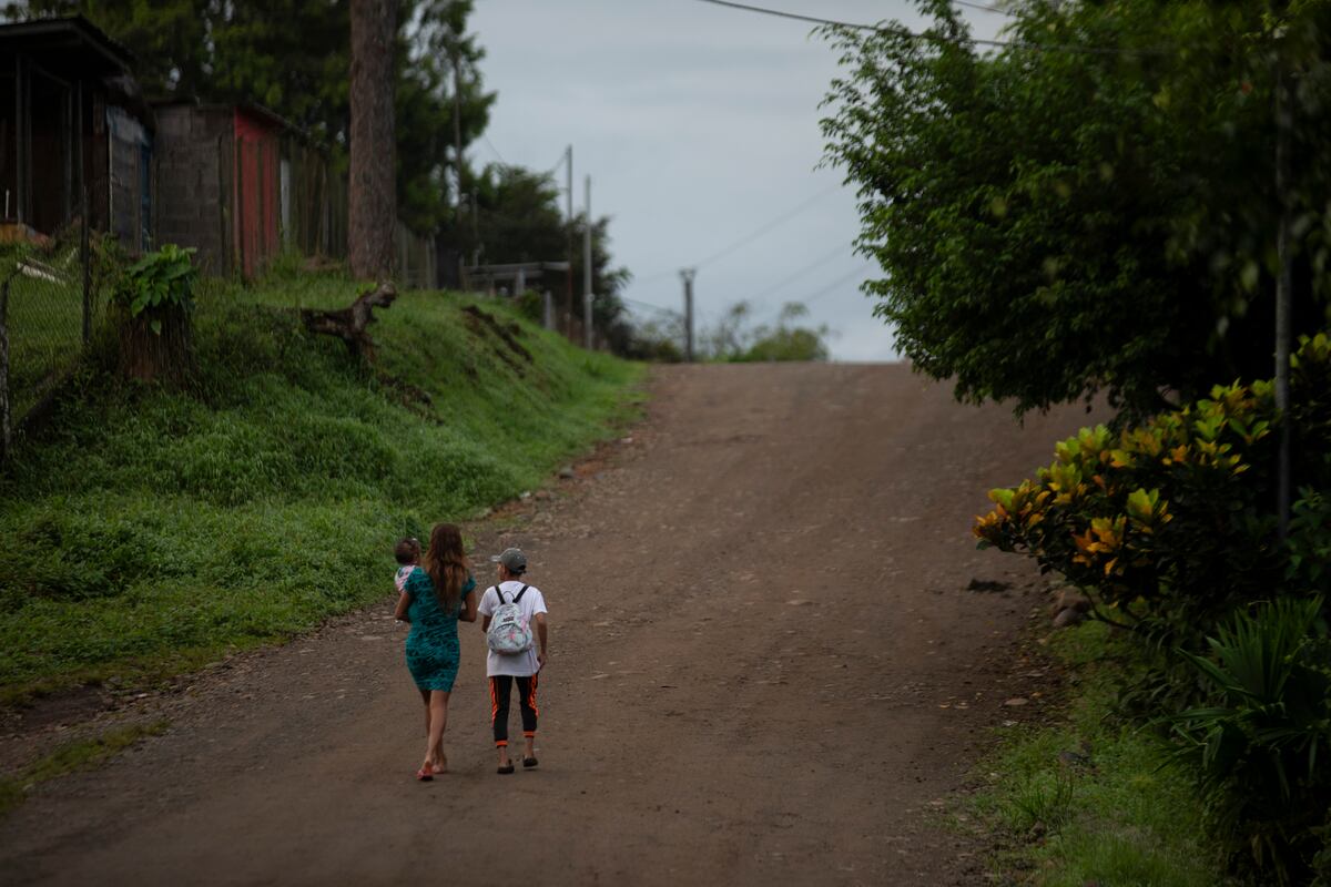 Los pueblos empapados de pobreza que caminan entre montañas ricas en oro y cobre