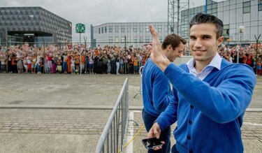 Centenares de seguidores reciben a la selección de Holanda