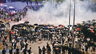 Opositores ocupan recinto del Parlamento hongkonés
