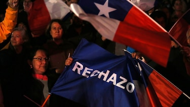 Quiénes son los 5 millones de ‘votantes obligados’ y cómo pueden incidir en las elecciones presidenciales de Chile