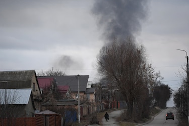 Alcalde de una ciudad cercana a Kiev muere en ataques rusos