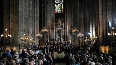 En París dedican una misa a bomberos que sofocaron incendio en Notre Dame