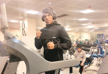 ‘Científico’ Núñez se entrena a 5° para su pelea en Rusia