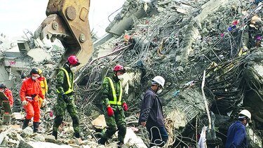 Casi un centenar de muertos por sismo