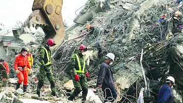 Casi un centenar de muertos por sismo