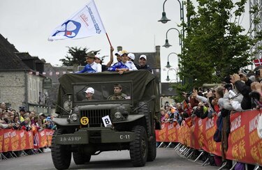 Tour de Francia arranca con un recuerdo del Día D