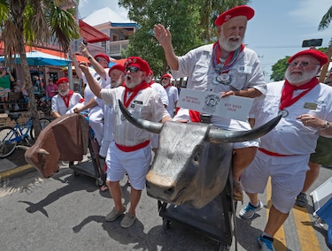Los ‘dobles’ del popular escritor Hemingway celebran su San Fermín