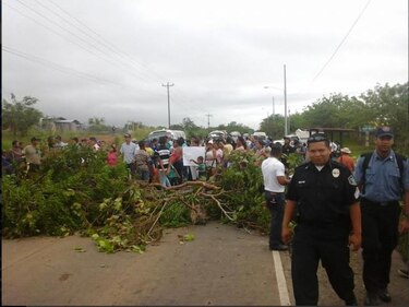 Precaristas bloquean la carretera Panamericana