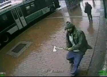 Policías matan a hombre que los atacó con una hacha en Queens