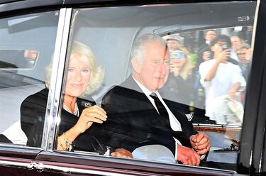 Salvas, flores y el  discurso de Carlos III, en el primer día de duelo por Isabel II