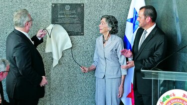 Homenaje póstumo al excontralor Carles