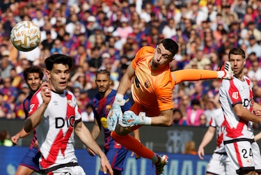 Joan Garcia y un gol de Ronald Araujo salva a un Barça que jugó a paso lento